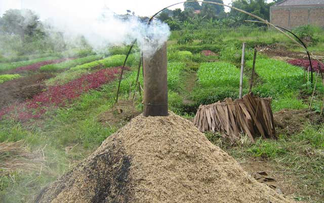 Cara membuat arang sekam padi